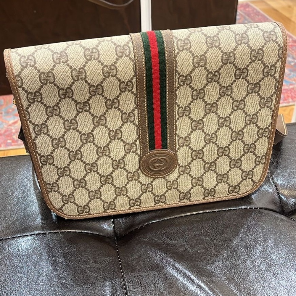 Vintage 1990s Gucci Crossbody Purse - Still in perfect condition!